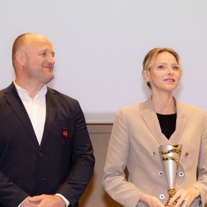 La princesse Charlène de Monaco avec William Servat, l'entraîneur du XV de France - La princesse C.de Monaco, en compagnie de son frère G.Wittstock, participe à la remise des prix de la "Journée du respect" au collège Charles III à Monaco, le 29 avril 2025. © Olivier Huitel / Pool Monaco / Bestimage