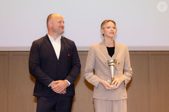 La princesse Charlène de Monaco avec William Servat, l'entraîneur du XV de France - La princesse C.de Monaco, en compagnie de son frère G.Wittstock, participe à la remise des prix de la "Journée du respect" au collège Charles III à Monaco, le 29 avril 2025. © Olivier Huitel / Pool Monaco / Bestimage
