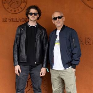 Gad Elmaleh avec son fils Noé au village lors des Internationaux de France de Tennis de Roland Garros 2025, à Paris, France, le 8 juin 2025. © Cyril Moreau/Bestimage