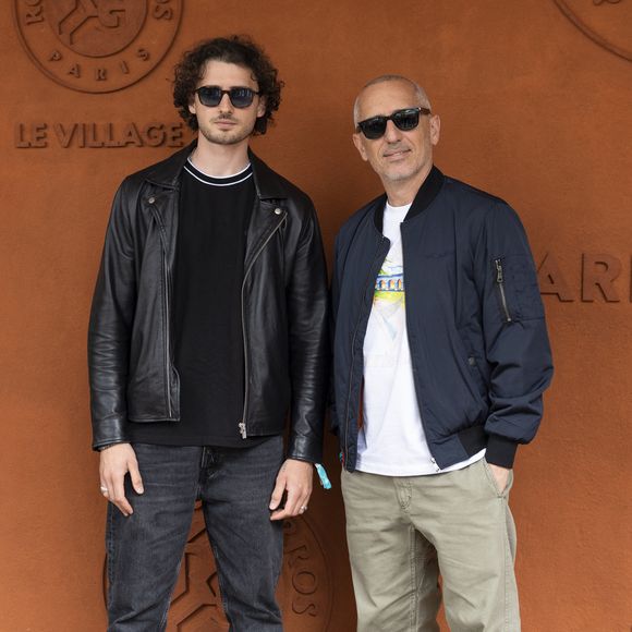 Gad Elmaleh avec son fils Noé au village lors des Internationaux de France de Tennis de Roland Garros 2025, à Paris, France, le 8 juin 2025. © Cyril Moreau/Bestimage