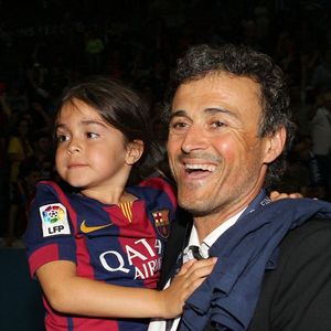 Luis Enrique, entraîneur du FC Barcelone, célèbre la victoire de son équipe en finale de la Ligue des champions de l'UEFA avec sa fille Xana Martinez après le match opposant la Juventus au FC Barcelone à l'Olympiastadion de Berlin, en Allemagne. © Imago/PsnewZ/Bestimage