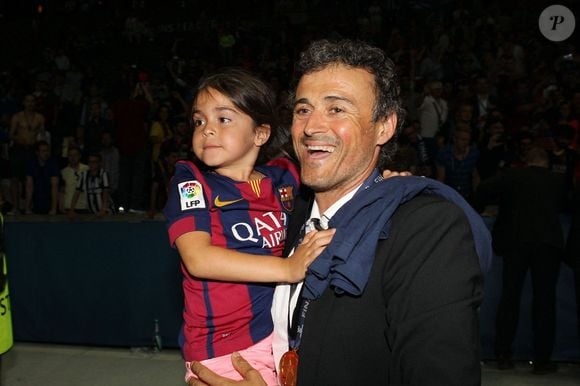 Luis Enrique, entraîneur du FC Barcelone, célèbre la victoire de son équipe en finale de la Ligue des champions de l'UEFA avec sa fille Xana Martinez après le match opposant la Juventus au FC Barcelone à l'Olympiastadion de Berlin, en Allemagne. © Imago/PsnewZ/Bestimage