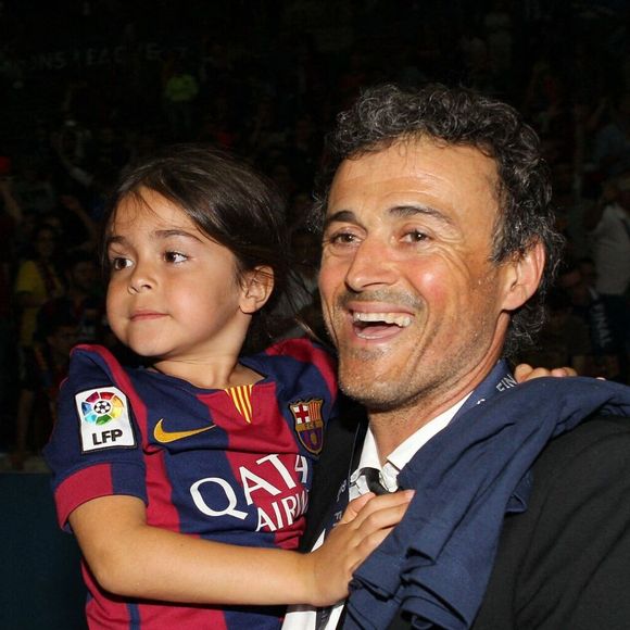 Luis Enrique, entraîneur du FC Barcelone, célèbre la victoire de son équipe en finale de la Ligue des champions de l'UEFA avec sa fille Xana Martinez après le match opposant la Juventus au FC Barcelone à l'Olympiastadion de Berlin, en Allemagne. © Imago/PsnewZ/Bestimage