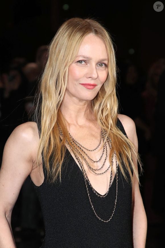 Vanessa Paradis - Célébrités au Défilé Chanel, Collections Prêt-à-porter Printemps / Eté 2026, dans le cadre de la Fashion Week de Paris. Au Grand Palais à Paris, France, le 06 Octobre 2025. 

© Bertrand Rindoff / Bestimage