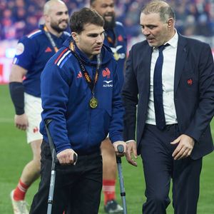 Antoine Dupont avec ses béquilles - La France domine l'Ecosse (35-16) et remporte le Tournoi des 6 Nations au Stade de France à Saint-Denis, Seine Saint-Denis, France, le 15 mars 2025. © Cyril Moreau/Bestimage