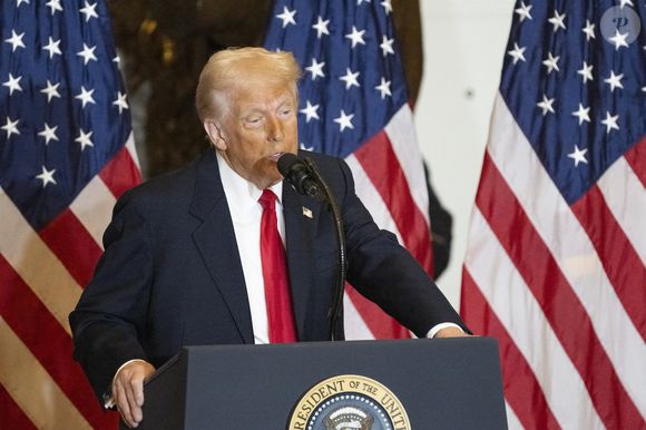Washington, DC - Le président des États-Unis Donald J Trump s'entretient avec la sénatrice des États-Unis Katie Britt (républicaine de l'Alabama) après le petit-déjeuner de prière national dans Statuary Hall : Donald J Trump.
 ©Backgrid USA / Bestimage