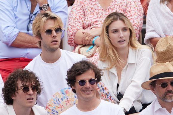 Ofenbach (Dorian Lauduique, arrière-petit fils de Guy Lux) et sa compagne Diane Teppaz - Célébrités en tribunes des Internationaux de France de tennis de Roland Garros 2023 à Paris le 11 juin 2023. © Jacovides-Moreau/Bestimage