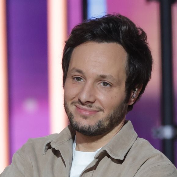 Vianney - Les célébrités se mobilisent pour la 38ème édition du Téléthon dans les studios de France 2 à Paris, le 29 novembre 2024. © Coadic Guirec / Bestimage