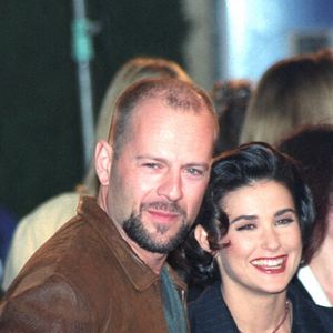 Bruce Willis et Demi Moore à la seconde des deux parties : Les stars du film arrivent à la première mondiale de "A Few Good Men" à Los Angeles.  Egalement des images de célébrités quittant la salle, et de la marquise du théâtre. 10 décembre 1992. Photo by Splash News/ABACAPRESS.COM