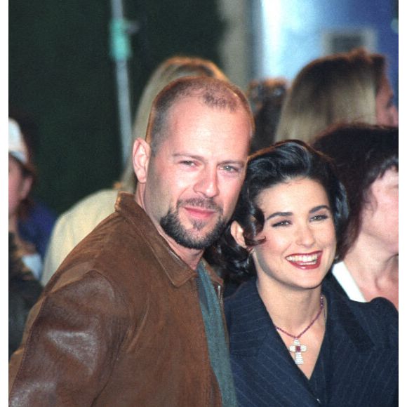 Bruce Willis et Demi Moore à la seconde des deux parties : Les stars du film arrivent à la première mondiale de "A Few Good Men" à Los Angeles.  Egalement des images de célébrités quittant la salle, et de la marquise du théâtre. 10 décembre 1992. Photo by Splash News/ABACAPRESS.COM