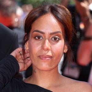 "Il m’est arrivé un truc de fou dans le train. Je me balade toujours avec mon thermos de thé et là je me le suis renversé sur la cuisse" a-t-elle annoncé à son public.

Amel Bent assiste au tapis rouge et à la projection de Zan O Bacheh à Cannes, France, le 22 mai 2025, dans le cadre du Festival de Cannes. Photo by Jerome Domine/ABACAPRESS.COM