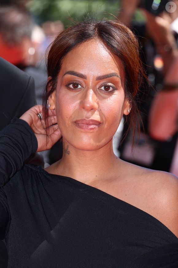 "Il m’est arrivé un truc de fou dans le train. Je me balade toujours avec mon thermos de thé et là je me le suis renversé sur la cuisse" a-t-elle annoncé à son public.

Amel Bent assiste au tapis rouge et à la projection de Zan O Bacheh à Cannes, France, le 22 mai 2025, dans le cadre du Festival de Cannes. Photo by Jerome Domine/ABACAPRESS.COM