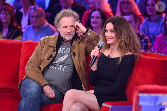 L'artiste sera également bien entouré par Marine Delterme et Stéphane Freiss, ses partenaires de jeu au théâtre.

Exclusif - Stephane Freiss et Marine Delterme lors de l'enregistrement de l'émission "Vivement dimanche" au studio Rive Gauche, présentée par M.Drucker avec une diffusion sur France 3 le 15 mars 2026, à Paris, France, le 4 mars 2026. © Guillaume Gaffiot/Bestimage