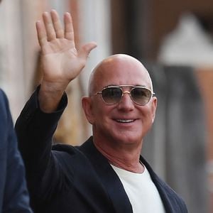 Jeff Bezos et Lauren Sanchez arrivent en bateau à Venise ce 26 juin alors que doit se tenir leur mariage ce vendredi 27 juin.

Backgrid UK/ Bestimage