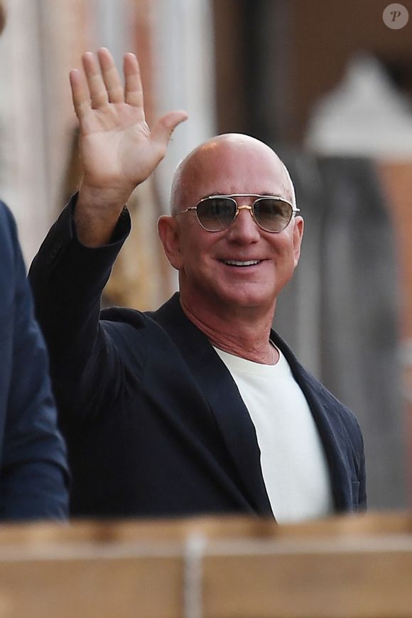 Jeff Bezos et Lauren Sanchez arrivent en bateau à Venise ce 26 juin alors que doit se tenir leur mariage ce vendredi 27 juin.

Backgrid UK/ Bestimage