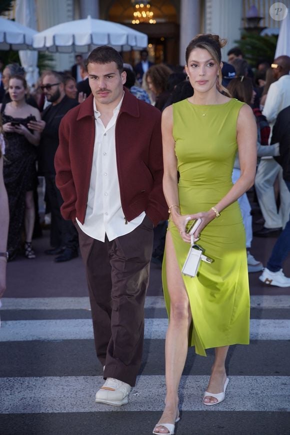 Exclusif - Iris Mittenaere (Miss France 2016 - Miss univers 2017) et son compagnon Antoine Dupont arrivent à la soirée "Kilian Paris" sur la plage du Carlton Beach Club lors du 79ème Festival International du Film de Cannes, le 19 mai 2026.