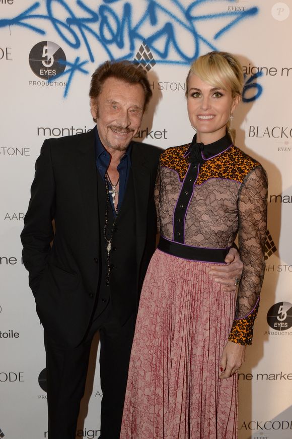 Johnny Hallyday et sa femme Laeticia Hallyday - Le joaillier Aaron Jah Stone et l'artiste Kongo ont présenté une nouvelle collection qui allie Street Art et Joaillerie chez Montaigne Market à Paris le 4 mars 2016. © RACHID BELLAK / BESTIMAGE