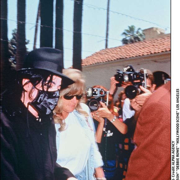 2 mai 1996, Los Angeles. Michael Jackson photographié masqué et coiffé d’un chapeau aux côtés de Debbie Rowe. © Alpha Agency / Bestimage