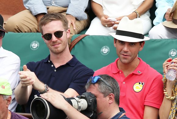 Le chanteur Mika et son compagnon Andy Dermanis - People dans les tribunes lors de la finale homme des Internationaux de Tennis de Roland-Garros à Paris le 11 juin 2017.
© Dominique Jacovides-Cyril Moreau / Bestimage