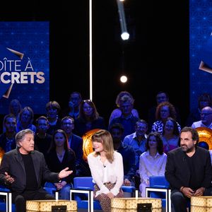 Elle combine cette activité avec ses interventions sur YouTube ("Safe Zone") et à la radio ("Un jour, une vie" sur RTL).

Frédéric François, André Manoukian, Isabelle Morizet (Karen Cheryl) et Faustine Bollaert lors de l'enregistrement de l'émission "La Boîte à secrets", dans les studios du Lendit à Saint-Denis, France, le 16 décembre 2025.

© Cyril Moreau/Bestimage