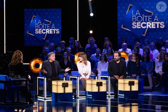 Elle combine cette activité avec ses interventions sur YouTube ("Safe Zone") et à la radio ("Un jour, une vie" sur RTL).

Frédéric François, André Manoukian, Isabelle Morizet (Karen Cheryl) et Faustine Bollaert lors de l'enregistrement de l'émission "La Boîte à secrets", dans les studios du Lendit à Saint-Denis, France, le 16 décembre 2025.

© Cyril Moreau/Bestimage