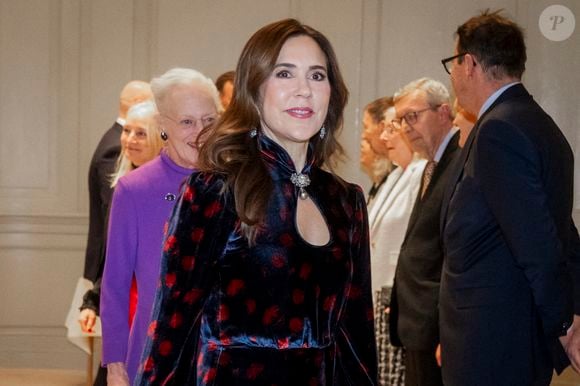 La reine Mary ( La reine Mary de Danemark) et la reine Margrethe (La reine Margrethe de Danemark) arrivent pour la réouverture du Théâtre de la Cour au manège de Christiansborg à Copenhague le jeudi 15 janvier 2026. (Photo : Ida Marie Odgaard/Ritzau Scanpix)