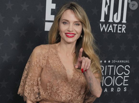 Angelina Jolie à la 30e cérémonie annuelle des Critics Choice Awards au Barker Hangar à Santa Monica, le vendredi 7 février 2025. Photo par Sthanlee B. Mirador/SPUS/ABACAPRESS.COM