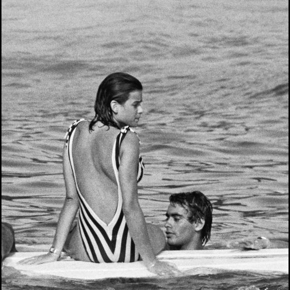 n'avait pas été bien acceptée sur le Rocher. Cela lui avait valu d'ailleurs valu une mise au point avec le crooner Frank Sinatra.

Stéphanie de Monaco et Anthony Delon en 1984 à Saint-Tropez