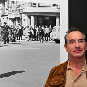 Exclusif - Jean Dujardin, ému, au cinéma Jean Paul Belmondo à Nice, le 7 octobre 2025, où il a rendu hommage à son idole alors qu'il était avec le réalisateur Jan Kounen et l'actrice Marie Josée Croze, pour présenter en avant première, le film L'homme qui retrécit.
 © Bruno Bebert / Bestimage