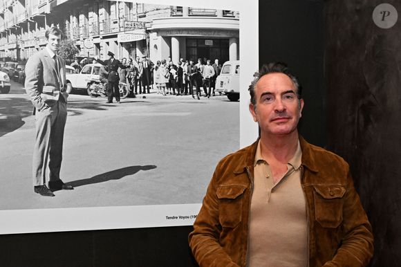 Exclusif - Jean Dujardin, ému, au cinéma Jean Paul Belmondo à Nice, le 7 octobre 2025, où il a rendu hommage à son idole alors qu'il était avec le réalisateur Jan Kounen et l'actrice Marie Josée Croze, pour présenter en avant première, le film L'homme qui retrécit.
 © Bruno Bebert / Bestimage