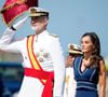 Ses parents, le roi Felipe VI et la reine Letizia, ont refusé qu’elle perçoive le salaire habituellement versé aux cadets.
Le roi Felipe VI d’Espagne et la reine Letizia d’Espagne lors des présentations des dépêches royales de l'école Naval espagnole le 16 juillet 2025. Photo par LALO YASKY / BESTIMAGE