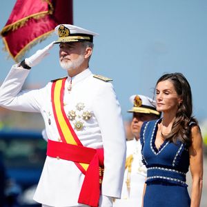 Ses parents, le roi Felipe VI et la reine Letizia, ont refusé qu’elle perçoive le salaire habituellement versé aux cadets.

Le roi Felipe VI d’Espagne et la reine Letizia d’Espagne lors des présentations des dépêches royales de l'école Naval espagnole le 16 juillet 2025. Photo par LALO YASKY / BESTIMAGE