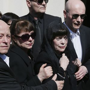 La chanteuse française Mireille Mathieu, sa soeur Monique Mathieu et le reste de la famille lors des obsèques de leur mère Marcelle-Sophie Mathieu, 94 ans, durant une messe en l'église Notre Dame de Lourdes en Avignon, le 24 Mars 2016. Le caveau de famille se trouve au cimetière Saint-Veran en Avignon. © Patrick Bernard/ Bestimage