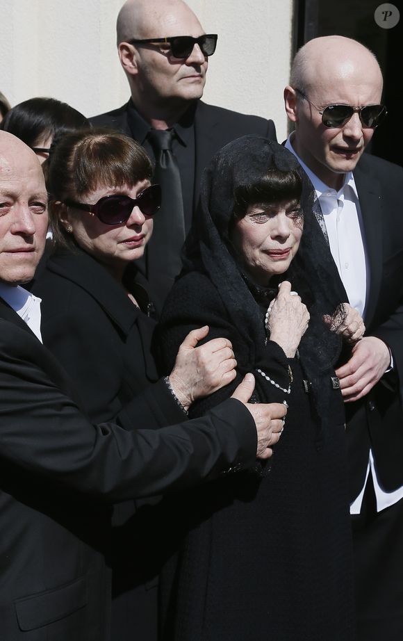 La chanteuse française Mireille Mathieu, sa soeur Monique Mathieu et le reste de la famille lors des obsèques de leur mère Marcelle-Sophie Mathieu, 94 ans, durant une messe en l'église Notre Dame de Lourdes en Avignon, le 24 Mars 2016. Le caveau de famille se trouve au cimetière Saint-Veran en Avignon. © Patrick Bernard/ Bestimage