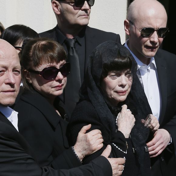 La chanteuse française Mireille Mathieu, sa soeur Monique Mathieu et le reste de la famille lors des obsèques de leur mère Marcelle-Sophie Mathieu, 94 ans, durant une messe en l'église Notre Dame de Lourdes en Avignon, le 24 Mars 2016. Le caveau de famille se trouve au cimetière Saint-Veran en Avignon. © Patrick Bernard/ Bestimage