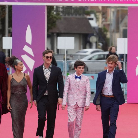 Est décédé...

Clayton Royal Johnson, Christa Boarini, Todd Wiseman Jr, Kue Miller Lawrence, Hudson Meek, Christina Brucato, Michael Sean Tighe, Eugenie Bondurant assistant à la première du film Un homme différent lors du 50e Festival du cinéma américain à Deauville, France, le 9 septembre 2024. Photo by Laurent Lairys/ABACAPRESS.COM