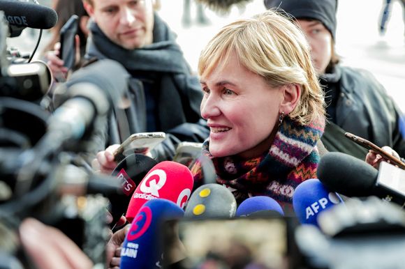 Judith Godrèche parle à la presse à son arrivée au tribunal judiciaire de Paris pour soutenir Adèle Haenel, où a été rendu ce lundi le jugement du réalisateur Christophe Ruggia pour accusation d'agressions sexuelles sur mineures, dont l'actrice Adèle Haenel alors âgée entre 12 et 14 ans au moment des faits, à Paris, France, le 3 février 2025. © Yoann Ouahcene/Bestimage
