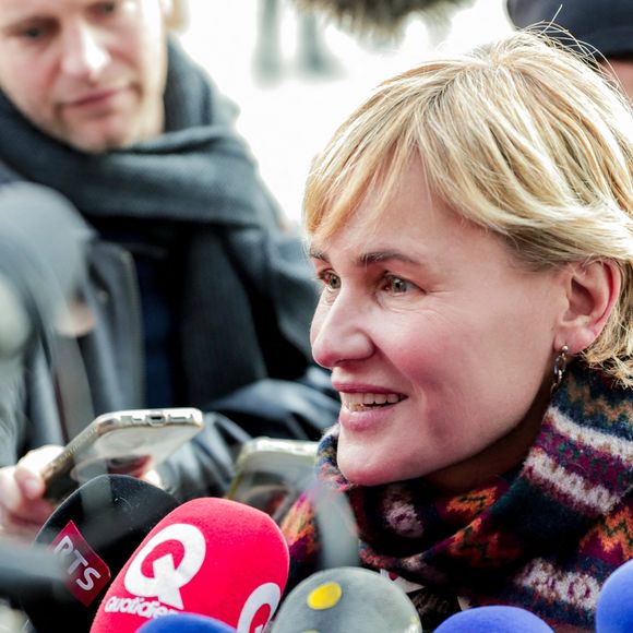 Judith Godrèche parle à la presse à son arrivée au tribunal judiciaire de Paris pour soutenir Adèle Haenel, où a été rendu ce lundi le jugement du réalisateur Christophe Ruggia pour accusation d'agressions sexuelles sur mineures, dont l'actrice Adèle Haenel alors âgée entre 12 et 14 ans au moment des faits, à Paris, France, le 3 février 2025. © Yoann Ouahcene/Bestimage