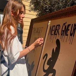 Julie, la fille d'Aurélie Vaneck est déjà une artiste accomplie