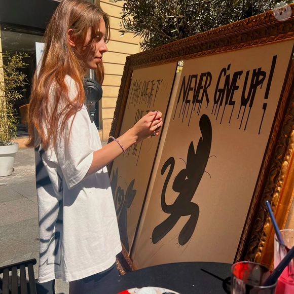 Julie, la fille d'Aurélie Vaneck est déjà une artiste accomplie