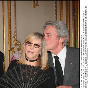 Alain Delon et Barbra Streisand décorée par Nicolas Sarkozy des insignes d'officier de la légion d'honneur à l'Elysée. 2007. (BERTRAND RINDOFF PETROFF).
