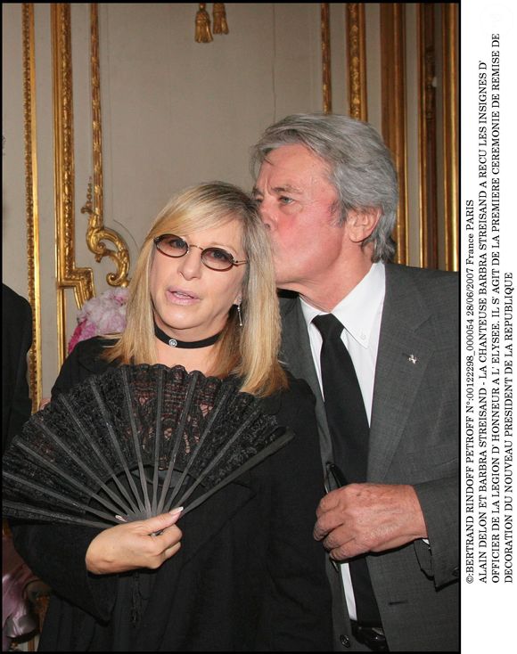 Alain Delon et Barbra Streisand décorée par Nicolas Sarkozy des insignes d'officier de la légion d'honneur à l'Elysée. 2007. (BERTRAND RINDOFF PETROFF).