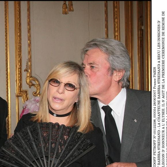 Alain Delon et Barbra Streisand décorée par Nicolas Sarkozy des insignes d'officier de la légion d'honneur à l'Elysée. 2007. (BERTRAND RINDOFF PETROFF).