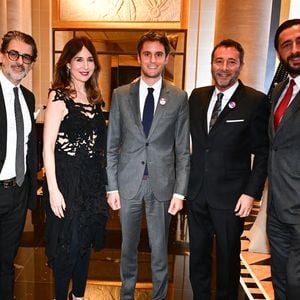 Guest, Elsa Zylberstein, Gabriel Attal, Bernard Montiel, guest au dîner annuel du CCAF (Conseil de coordination des associations arméniennes de France) à l'hôtel du collectionneur à Paris le 11 mars 2025
Comme chaque année, la onzième édition du désormais fameux dîner du CCAF a fait salle comble. 450 personnes se sont retrouvées dans les salons de l'hôtel du collectionneur, à Paris. Lors du cocktail, plusieurs personnalités politiques ont eu l'occasion de s'entretenir avec les invités.
Comme de coutume, un certain nombre de figures intellectuelles étaient également au dîner.
C'est Nelson Monfort qui a présenté la soirée en rappelant que la soirée est l'occasion de nous retrouver et de réaffirmer les liens profonds qui unissent la France et l'Arménie, liens tissés par l'histoire, la culture et des valeurs communes.
Cette soirée incarne à la fois un hommage solennel et un appel à l'action. Hommage envers celles et ceux qui oeuvrent sans relâche pour la cause arménienne; mais appel à la communauté internationale pour qu'elle s'engage résolument pour la justice et la paix.

© Christian Liewig / Bestimage