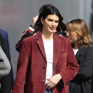 Kendall Jenner quitte l'hôtel d'Evreux pour une séance photo pour l'Oréal à Paris le 22 mars 2025. © Tiziano Da Silva/Bestimage Tiziano Da Silva / Bestimage