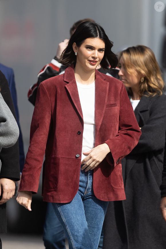 Kendall Jenner quitte l'hôtel d'Evreux pour une séance photo pour l'Oréal à Paris le 22 mars 2025. © Tiziano Da Silva/Bestimage Tiziano Da Silva / Bestimage