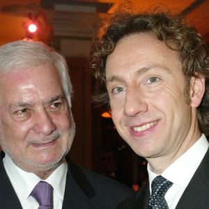 L'acteur français Jean-Claude Brialy (G) et le présentateur de télévision Stéphane Bern assistent à un dîner de gala de charité au profit de la Fondation Princesse Margarita de Roumanie, au Théâtre Marigny à Paris, France, le 21 novembre 2005. Photo Mehdi Taamallah/ABACAPRESS.COM