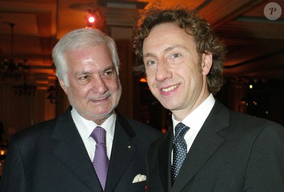 L'acteur français Jean-Claude Brialy (G) et le présentateur de télévision Stéphane Bern assistent à un dîner de gala de charité au profit de la Fondation Princesse Margarita de Roumanie, au Théâtre Marigny à Paris, France, le 21 novembre 2005. Photo Mehdi Taamallah/ABACAPRESS.COM
