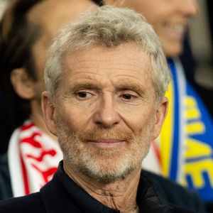 Denis Brogniart - Célébrités dans les tribunes du match de qualification de la Coupe du monde 2026 entre la France contre l'Ukraine (4-0) au Parc des Princes à Paris le 13 novembre 2025. © Cyril Moreau/Bestimage
