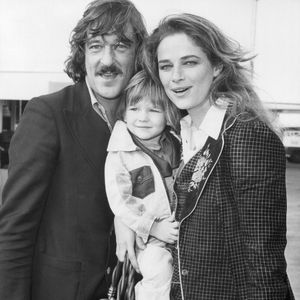 Charlotte Rampling avec son mari Bryan Southcombe et son fils Barnaby, en 1975. Photo par JRC /The Hollywood Archive/LFI/Photoshot/ABACAPRESS.COM